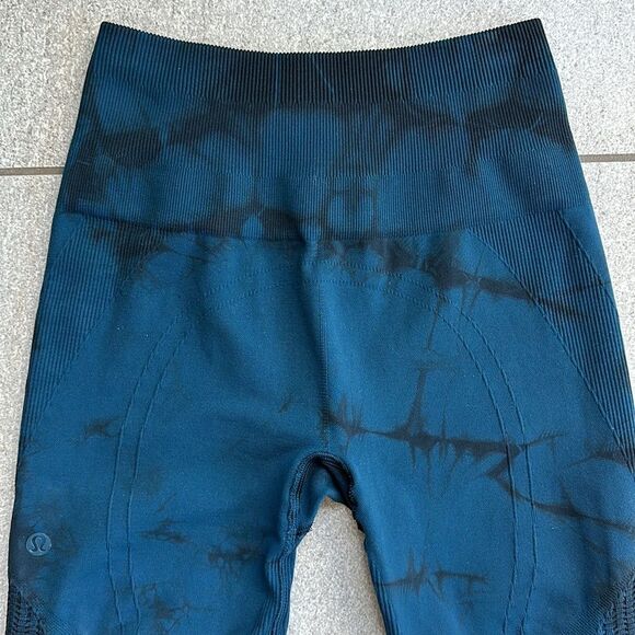 EUC Lululemon Flow & Go 19" Crop Leggings in Alberta Lake (blue) & Black Size 4 - Picture 6 of 16